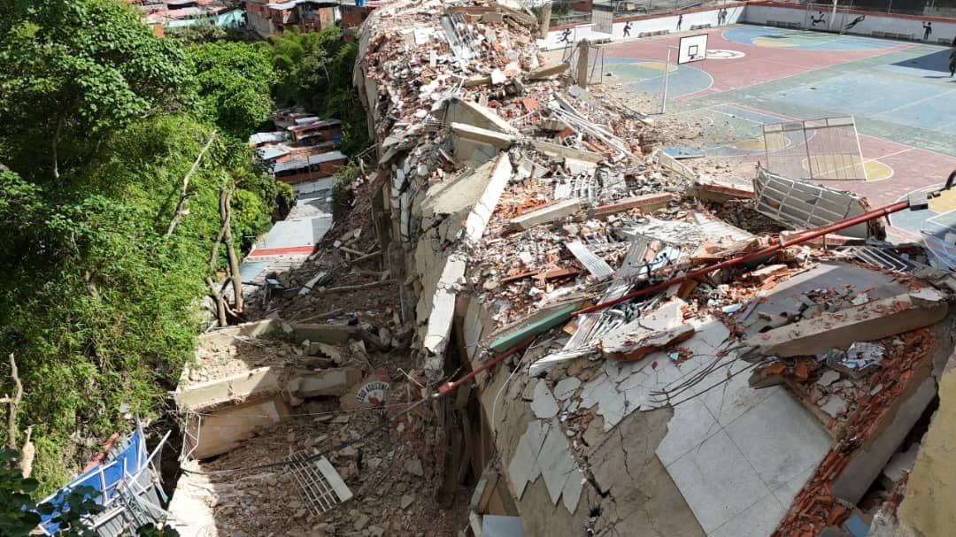 Vista aérea del colegio tras el colapso de la estructura