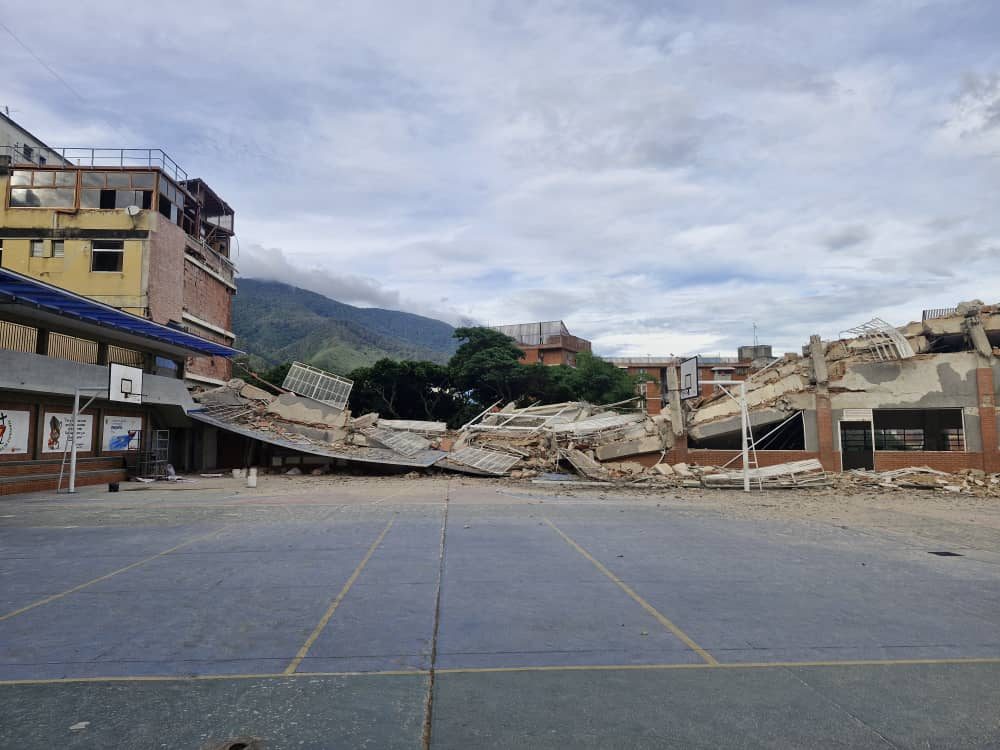 Cancha y estructura colapsada del colegio tras el sismo